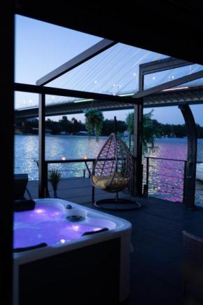ADA MOMENT Splav- kuca na reci Beograd- Floating House on SAVA RIVER ,Belgrade